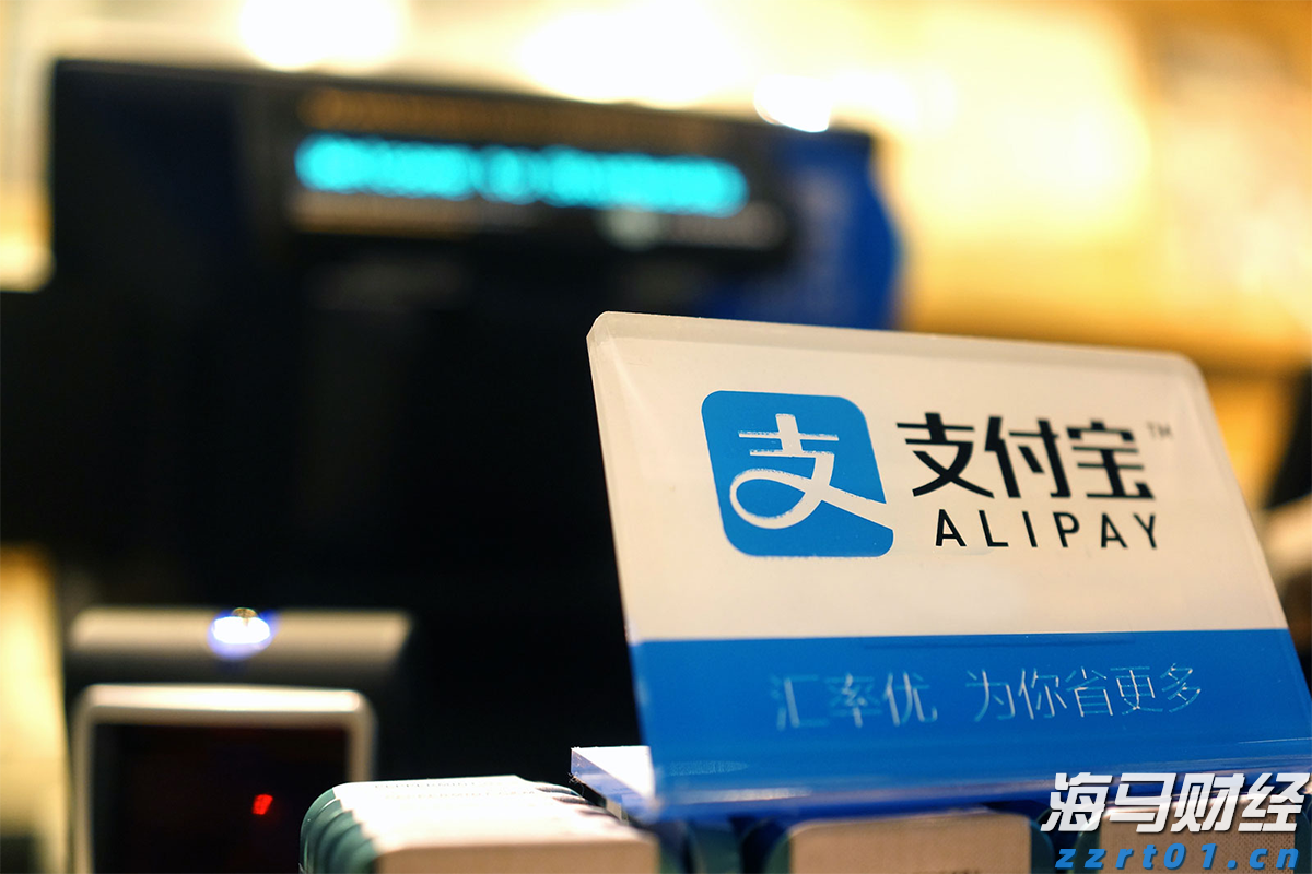 湛江海关在跨境电商渠道查获涉嫌侵犯商标权手提包49个